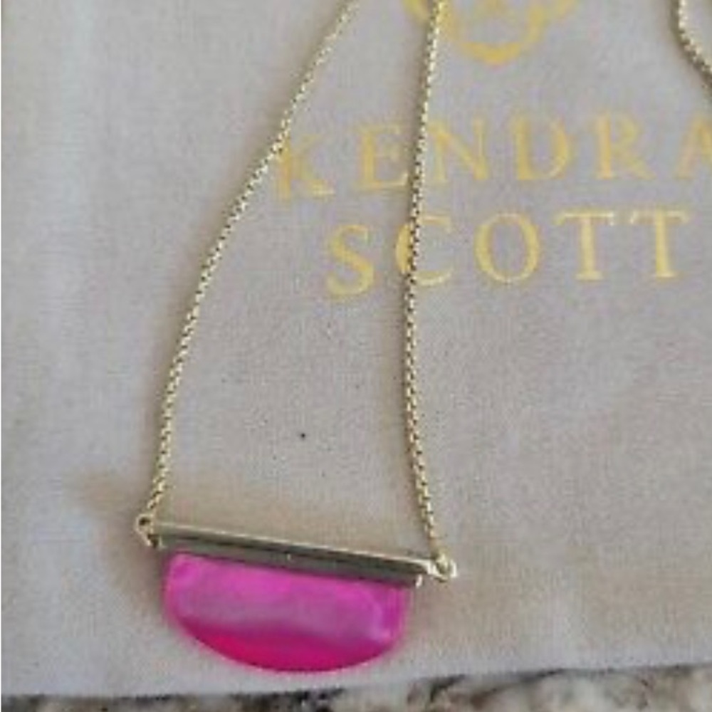 KENDRA SCOTT DEAN MAGENTA NECKLACE